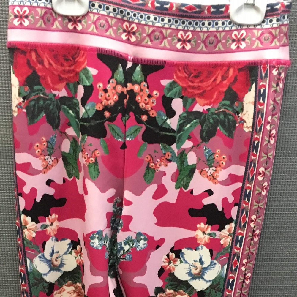 Akira Women's Pink Camo Leggins
